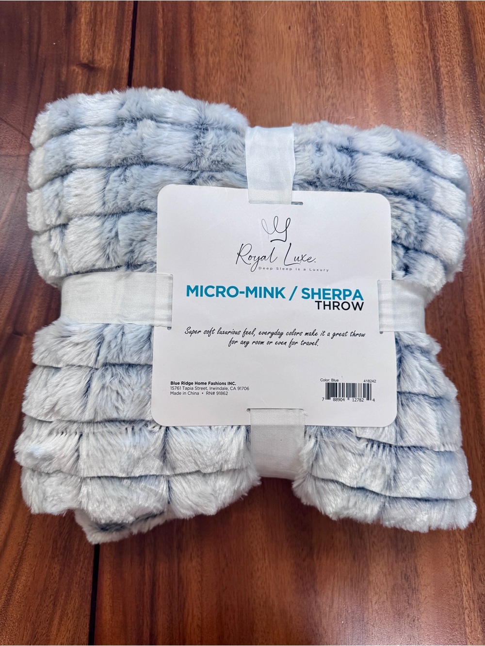Dreamy soft Sherpa Throw-NWT!